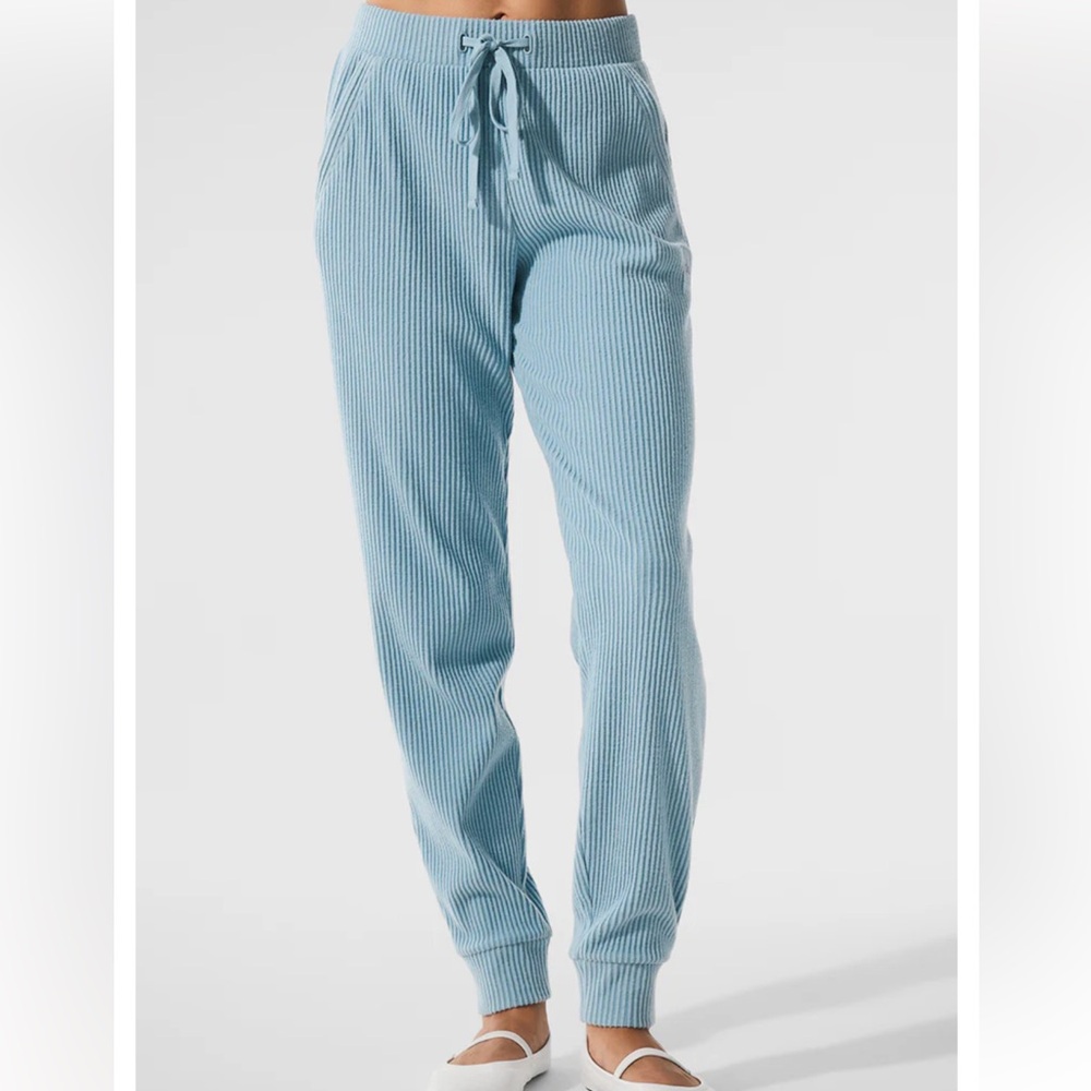 New with tags Alo Yoga Muse Pants